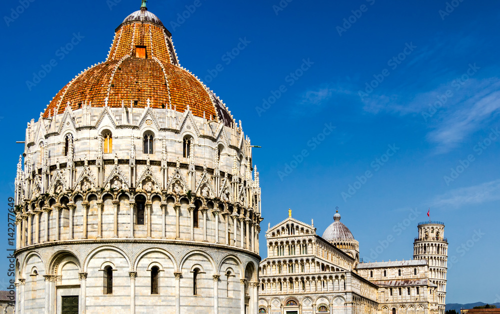 Fototapeta premium Pisa Cathedral (Duomo di Pisa) with the Leaning Tower of Pisa on Piazza dei Miracoli in Pisa, Tuscany, Italy