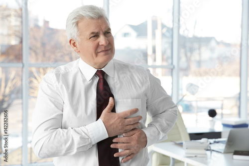 Man with chest pain sufferi...