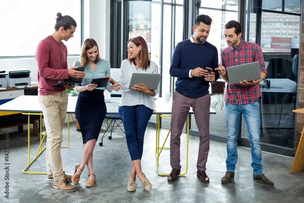 Obraz premium Business executives using digital tablet