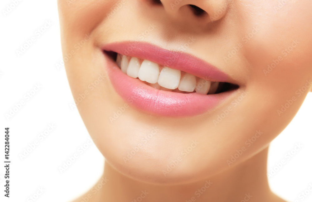 Obraz premium Smiling young woman on white background, closeup