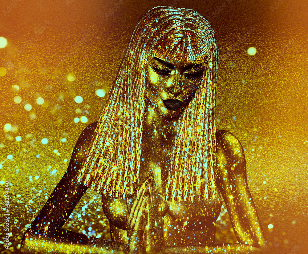 Φωτογραφία Beautiful black Egyptian queen or pharaoh with gold crown, fashion cosmetics, statue earrings posing against a stone textured wall with hieroglyphics
