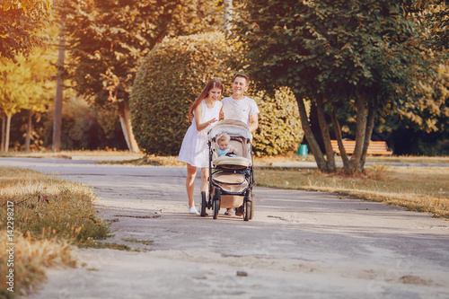 Wallpaper Mural family in park Torontodigital.ca
