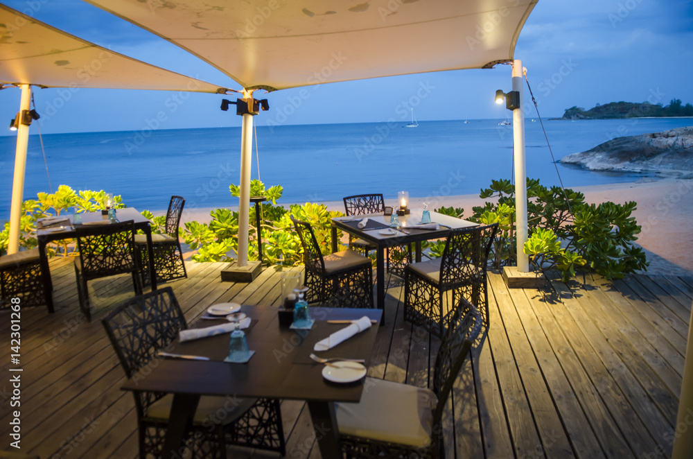 Obraz premium Table setting at beach restaurant in twilight time.