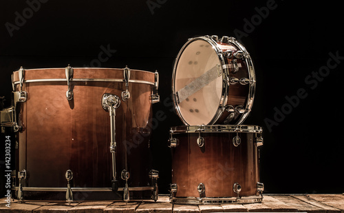 Fotografia drums, musical percussion instruments on a black background