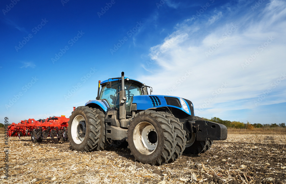 Obraz premium The farmer is processing the field