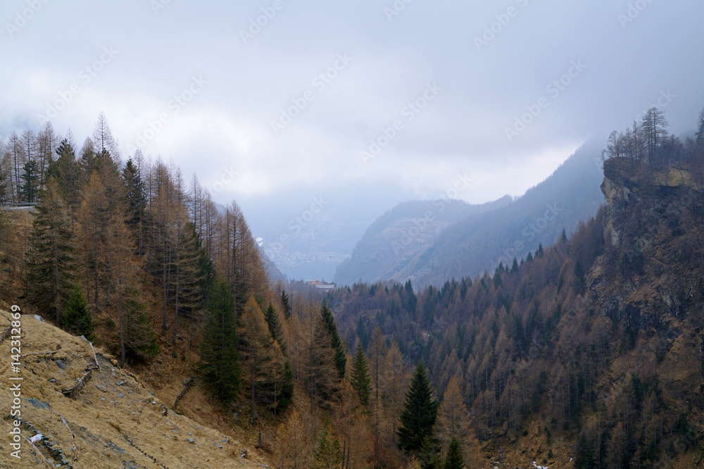 Fototapeta premium Panorama di montagna con cielo nuvoloso