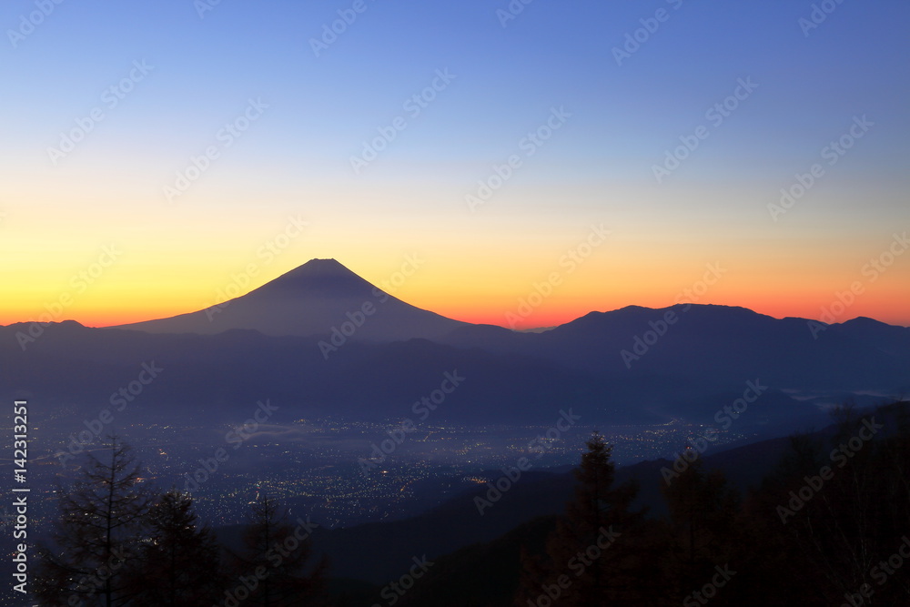 富士山と朝焼けの空、甘利山にて 富士山と朝焼けの空、甘利山にて