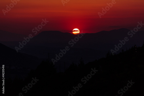 Sonnenuntergang mit Abendrot in Griechenland mit Wälder