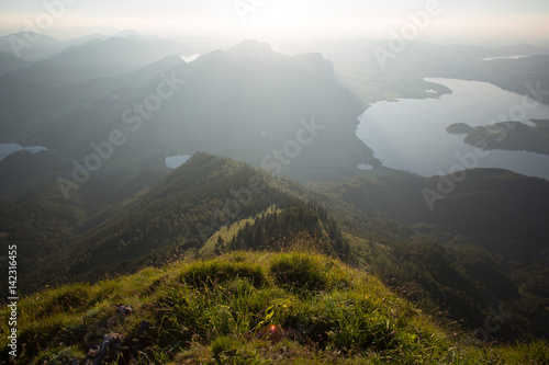 Ausblick auf das Seenland im Salzkammergut im Sonnenuntergang