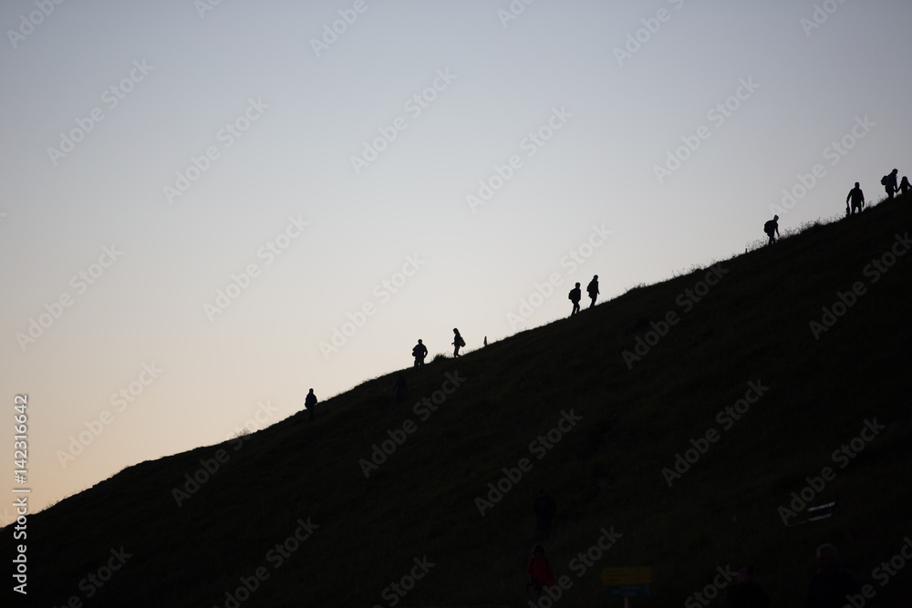 Bergkamm mit Wanderer Silhoutte Bergkamm mit Wanderer Silhoutte