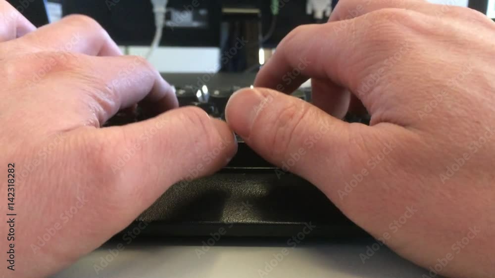 Mann tippt mit Zehnfingersystem auf der Tastatur Mann tippt mit Zehnfingersystem auf der Tastatur