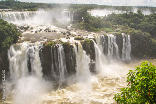 Die schieren Wasserf  lle der  Las Cataratas del Iguaz     span.  bzw.  Cataratas do Igua  u   port.  in Argentinien