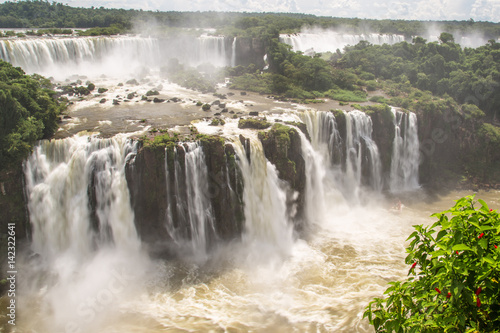 Die schieren Wasserf  lle der  Las Cataratas del Iguaz     span.  bzw.  Cataratas do Igua  u   port.  in Argentinien