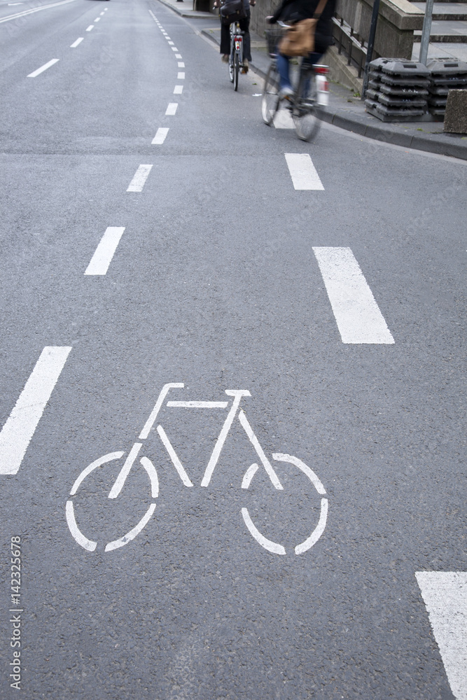 Obraz premium Bike Lane Sign and Cyclist in Cologne