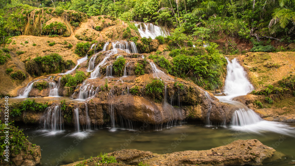 Fototapeta premium Wasserfall am Rio do Peixe bei Bonito, Mato Grosso do Sul, Brasilien