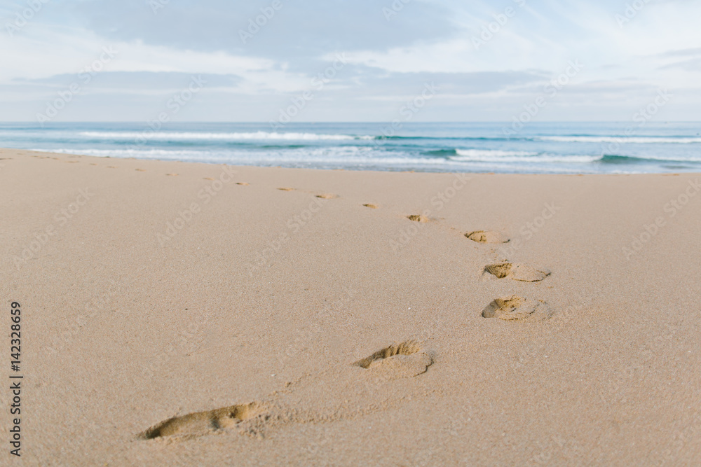Fußabdrücke im Sand am Meer Fußabdrücke im Sand am Meer