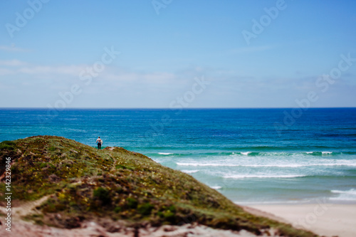 Mann mit Surfbrett an der K  ste Portugals  Peniche  Baleal