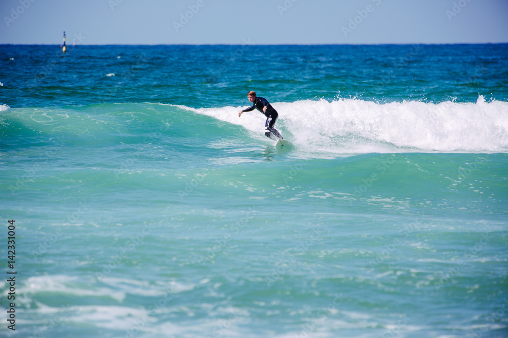 Surferboy in den Wellen in Portugal, Küste, Peniche