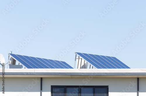 Wallpaper Mural Solaranlage bzw. Photovoltaikanlage auf modernen Wohnhaus Torontodigital.ca