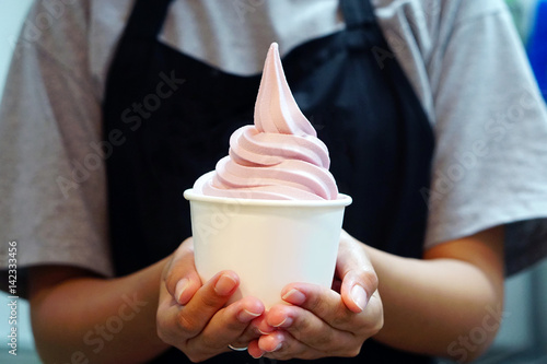 Foto Closeup of woman 's hand holding takeaway cup with organic frozen yogurt ice cream, It's delicious and healthy enjoy eating concept