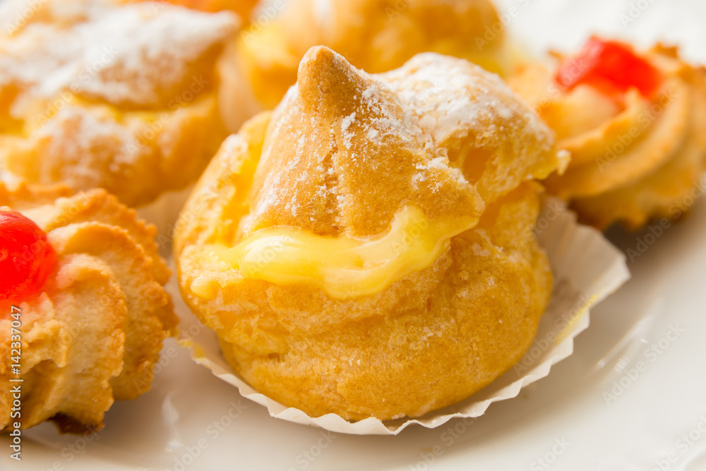 Bigne e Pasta reale, pasticcini Italiani Bigne e Pasta reale, pasticcini Italiani