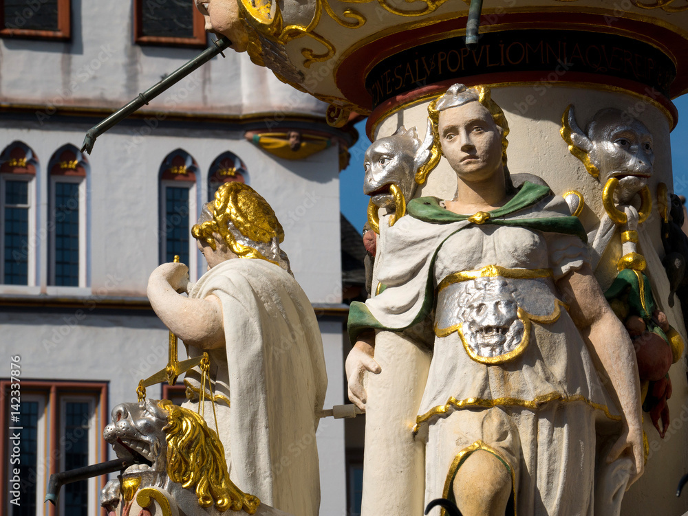 Obraz premium Trier Altmarkt Petrusbrunnen