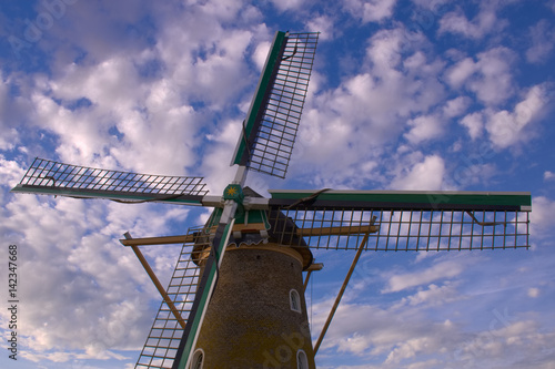 Windmolen met heldere blauwe lucht photo