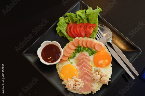 fried egg with ham,minced chicken and vegetable.