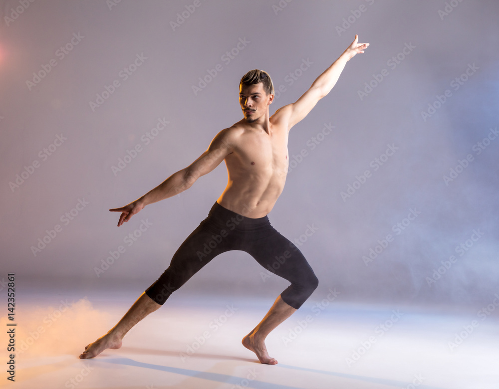 Obraz premium Young man dancing