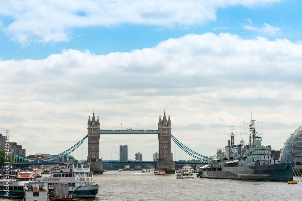 Obraz premium Londyn, Wielka Brytania - 21 czerwca 2016 r. Ulica widok pięknej i zabytkowej London Bridge. Londyn, Wielka Brytania