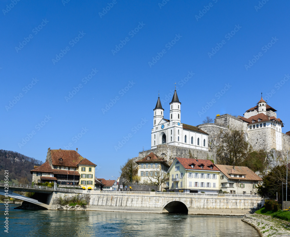 Aarburg in der Schweiz mit Schloss und Fluss vor blauem Himmel 
