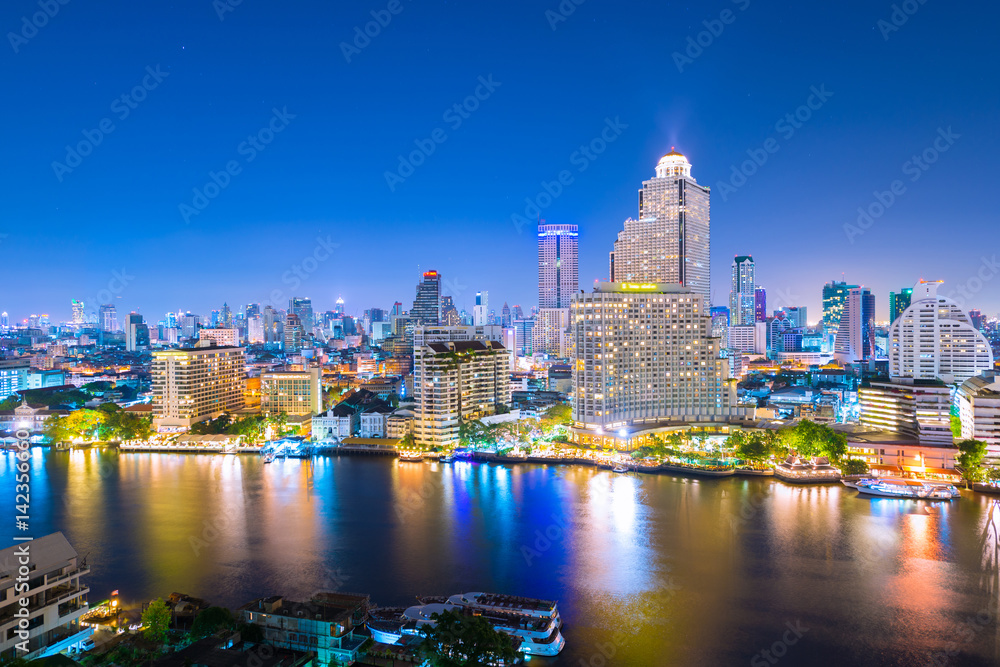 Obraz premium Bangkok skyline with Chao Phraya river view.