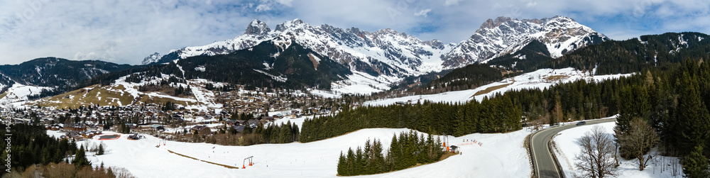 Snow in the Mountains, Panorama