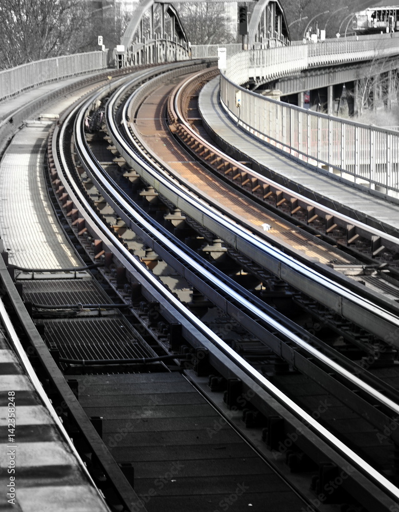 Fototapeta premium Bahnschienen in der Kurve