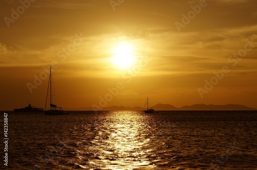 ヨットと船の影がある海の夕焼け © 亜弓 比嘉