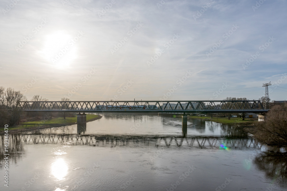 Moderner Regionalzug auf der Brücke