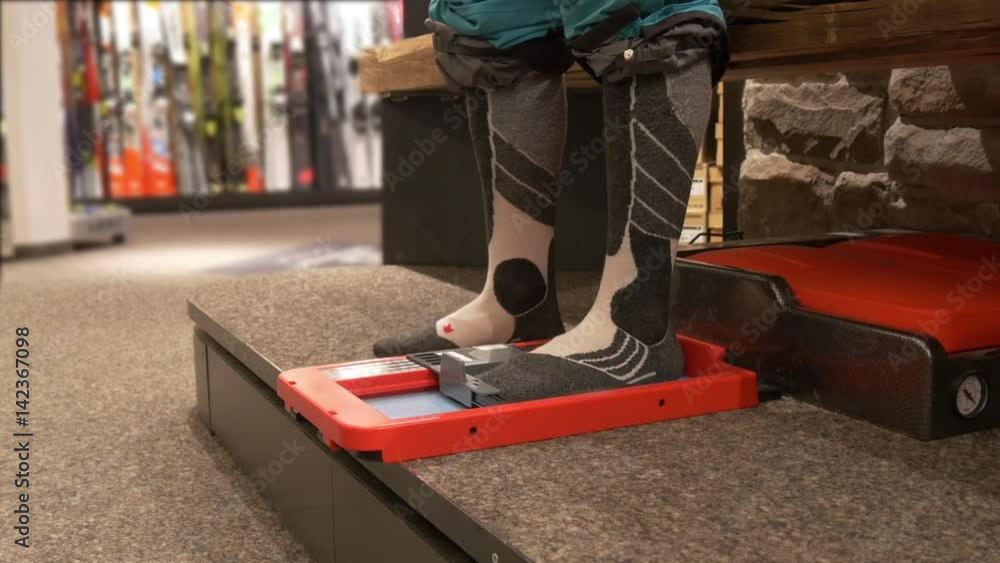 Device for measuring the size of the foot Device for measuring the size of the foot