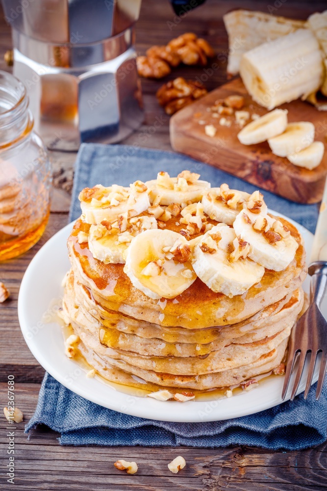 Oat pancakes with banana, walnuts and honey Oat pancakes with banana, walnuts and honey