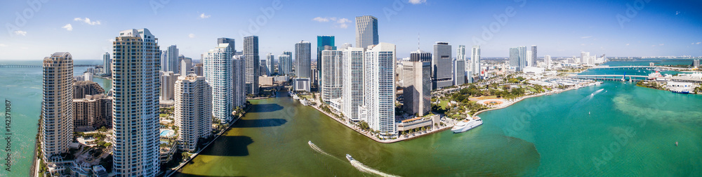 Obraz premium Panoramiczny widok z lotu ptaka na centrum Miami i Brickell Key na Florydzie