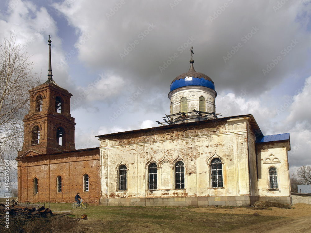 Старая церковь в селе Берёзовый рядок Новгородской области