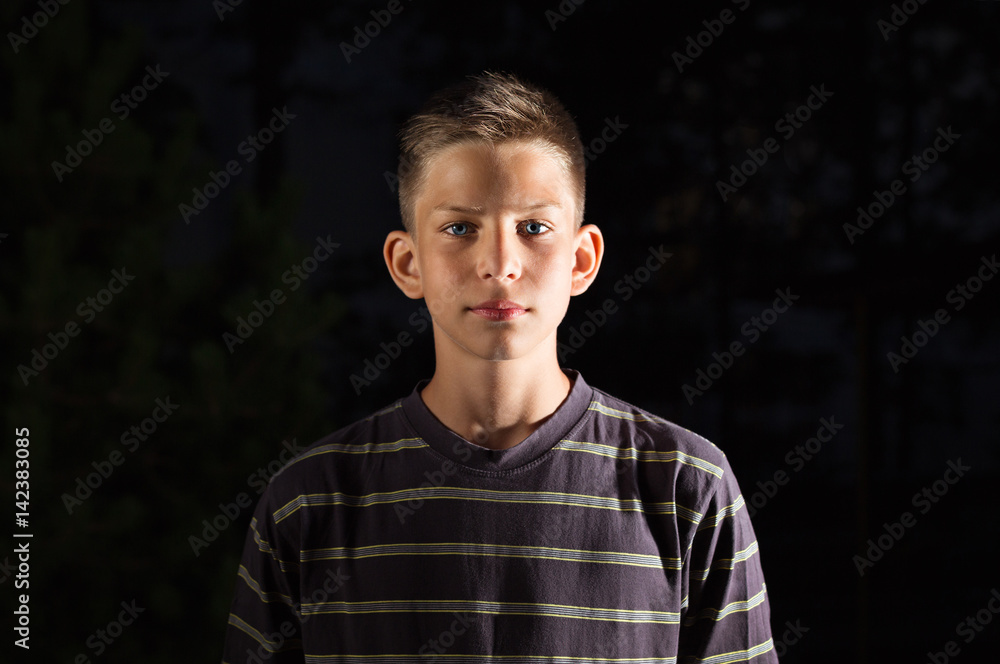 Красивый молодой человек на темном фоне, глядя на камеру. Портрет Stock  Photo | Adobe Stock