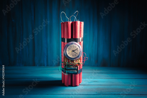 Canvastavla High contrast image of a timebomb on a wooden background