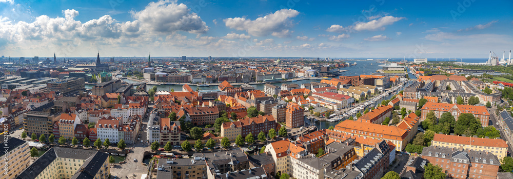 Obraz Szeroki panoramiczny widok na czerwone dachy Kopenhagi i kanał.
