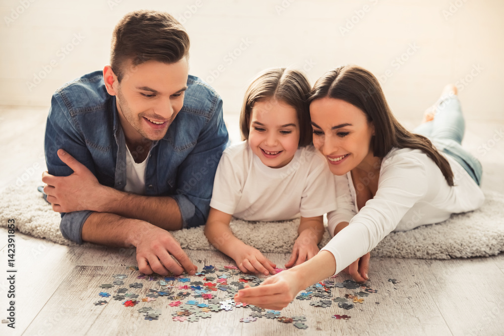 Fototapeta premium Happy young family
