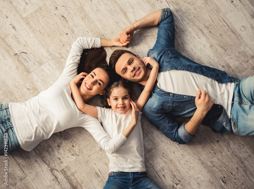 Obraz na płótnie Happy young family w salonie