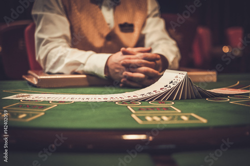 Fotografía Croupier behind gambling table in a casino
