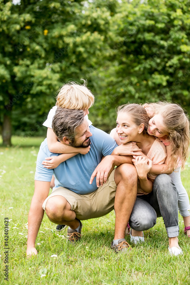 Glückliche Familie im Garten Glückliche Familie im Garten