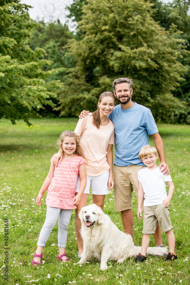 Fototapeta premium Familie mit Retriever Hund im Garten