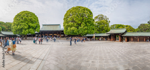 Obraz na plátně TOKYO - MAY 20, 2016: Tourists visit Meiji Shrine park
