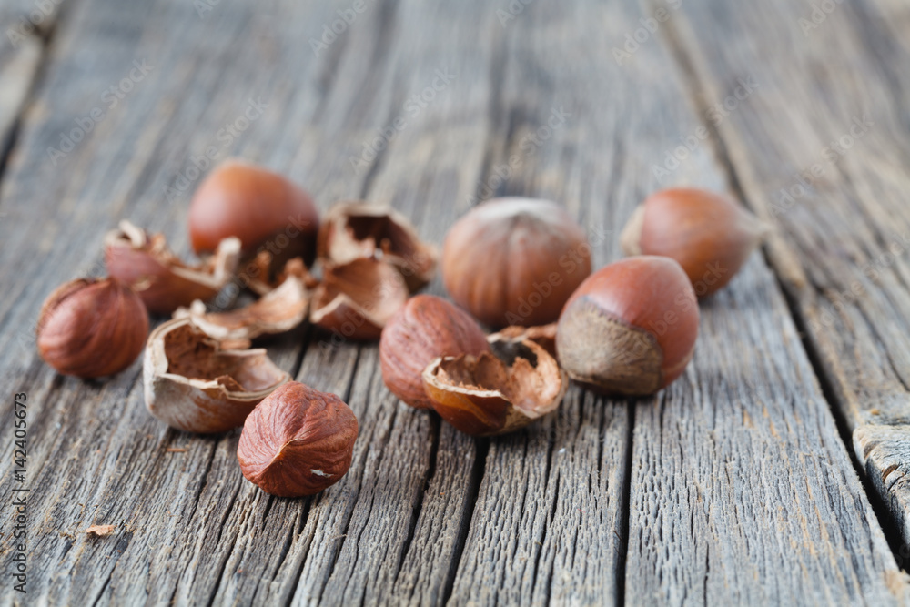 Obraz premium Close up of hazelnuts on a wooden table